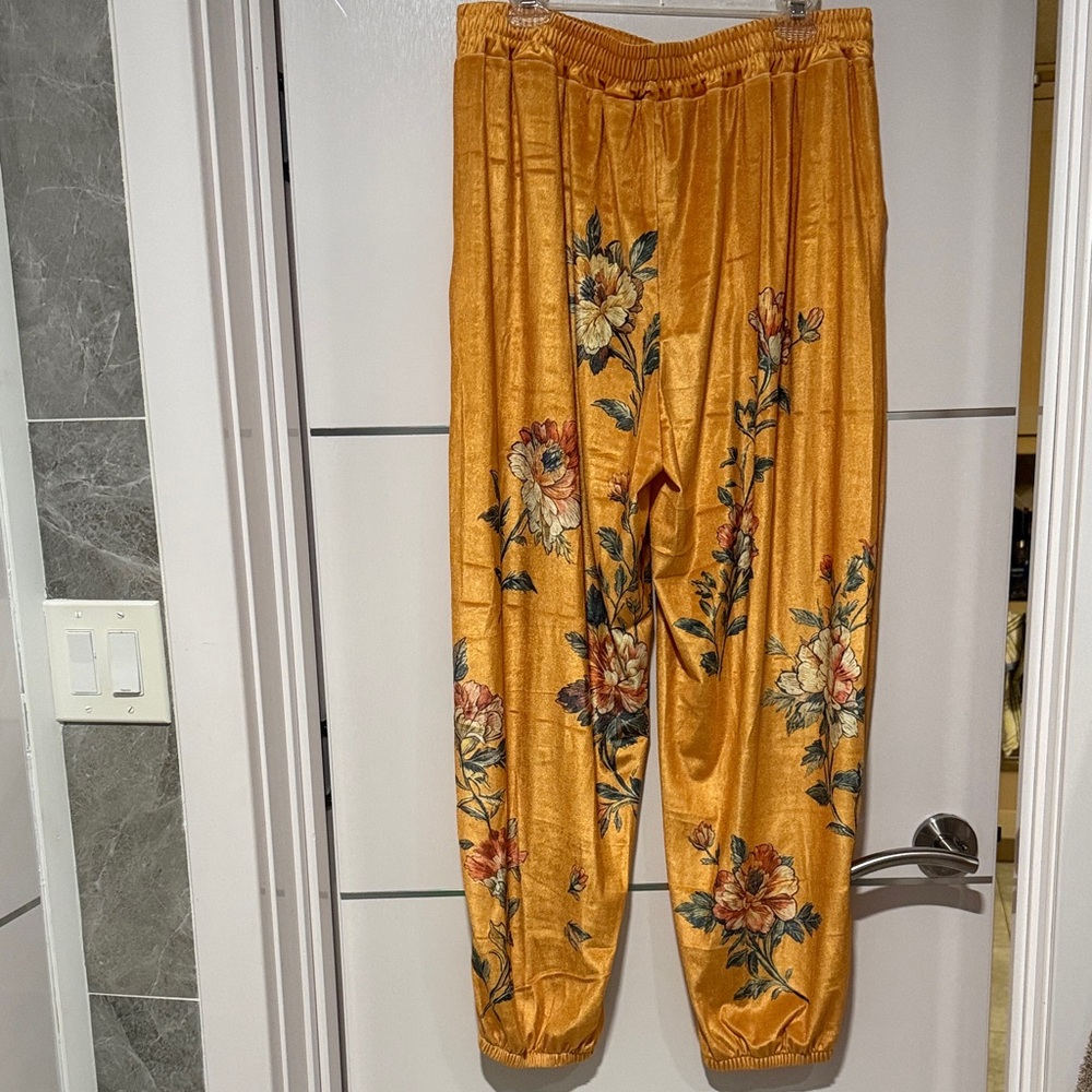 Floral High Waisted Velvet Wide-Leg Joggers in Dark Yellow Size 14 - Picture 6 of 10